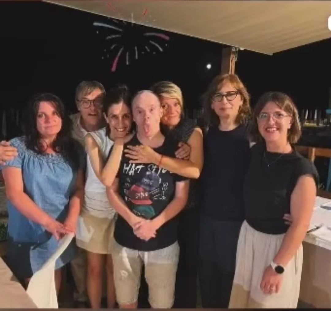Gruppo durante una serata all'aperto