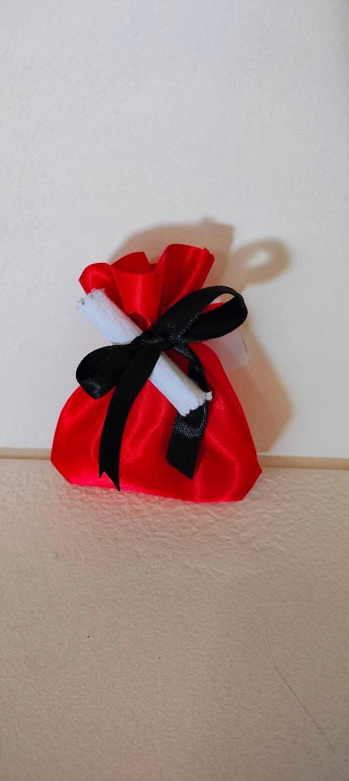 Sacchetto rosso con fiocco nero