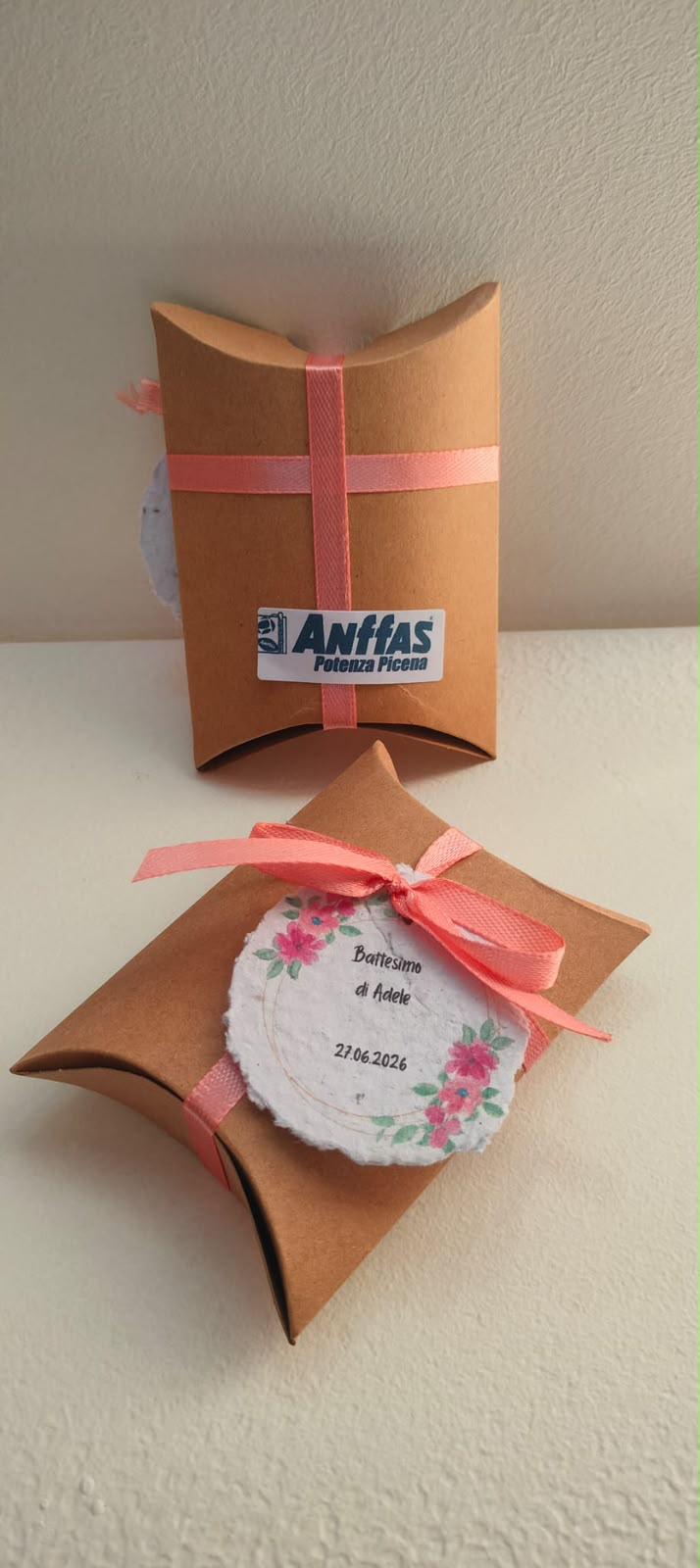 Scatole kraft con nastro rosa e cartoncino personalizzato